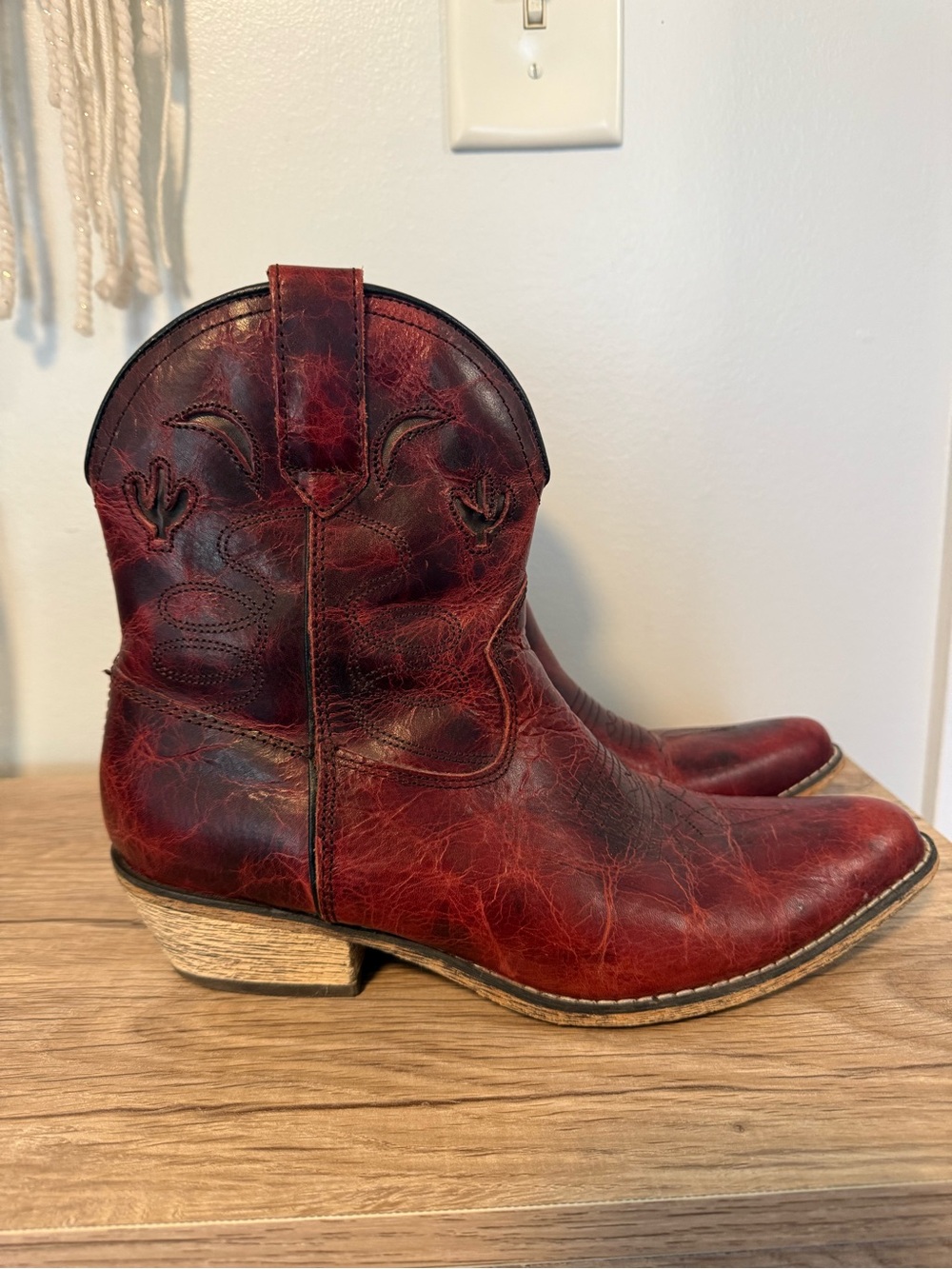 dingo Red Distressed Leather Ankle Cowboy Boots Size 8